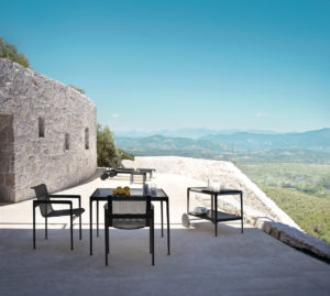 7Mood-Design_meble_ogrodowe_marki_Knoll Nowoczesne retro kolekcja mebli ogrodowych w ogrodzie