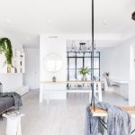 Nieśmiertelna biel w nowoczesnym apartamencie