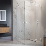 Powrót do korzeni, czyli białe kabiny prysznicowe wracają