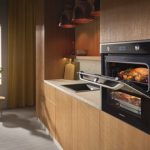 „Piecz parami i na parze” – piekarnik Samsung Dual Cook™ z naczyniem do pieczeni