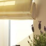 Jak urządzić vintage wnętrze z roletami rzymskimi i zasłonami?