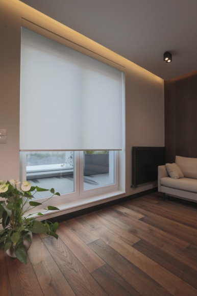 Rolety wolnowiszące prosto z okna na ścianę – poznaj jeden z trendów